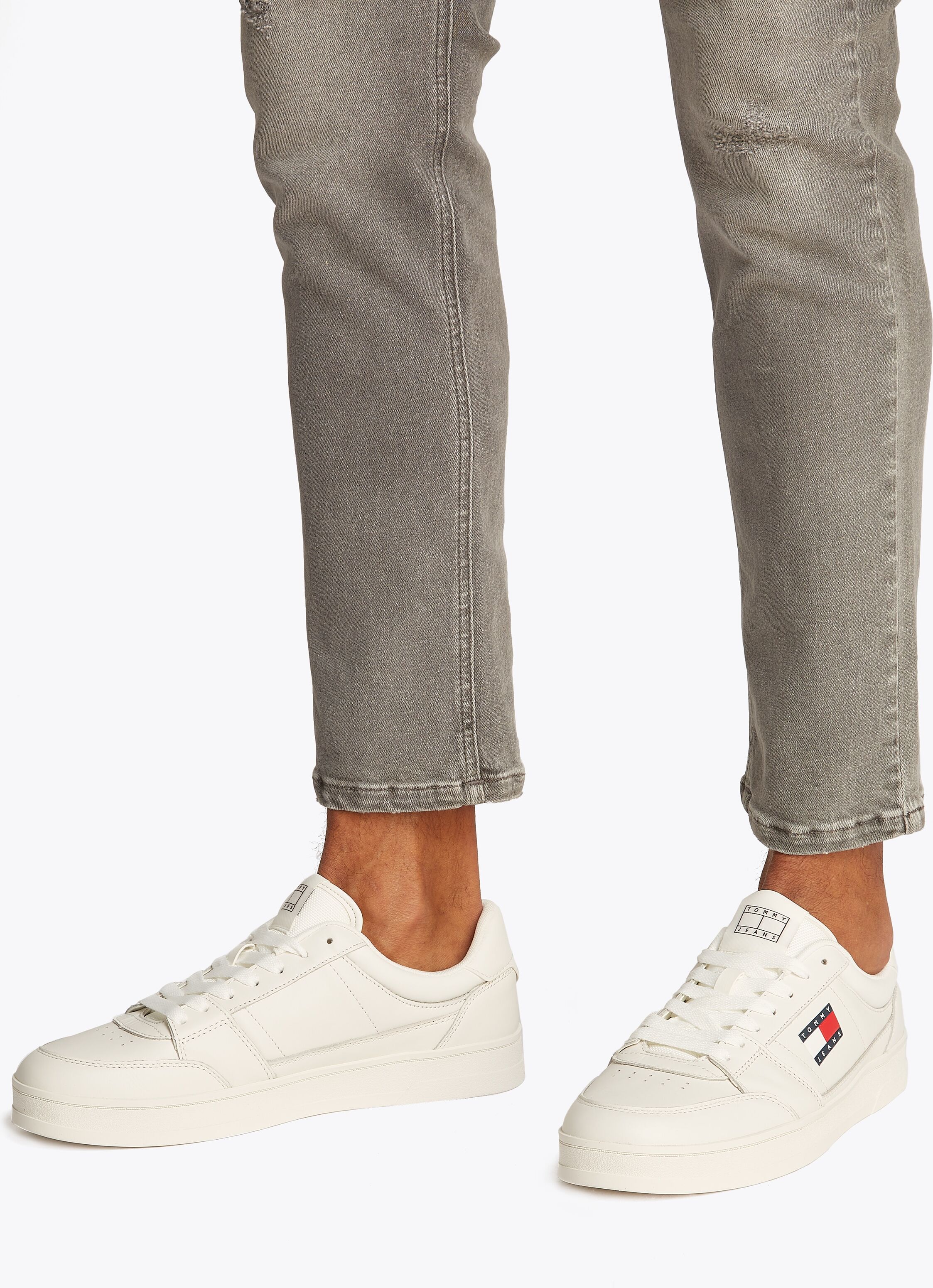 Sneaker TOMMY JEANS "TJM THE GREENWICH NEW ESS", Herren, Gr. 45, Textil, weiss (weiß kombiniert), Leder, Textil, Schuhe Sneaker, Freizeitschuh, Halbschuh, Schnürschuh im Basekt-Style weiß kombiniert 45, Textil