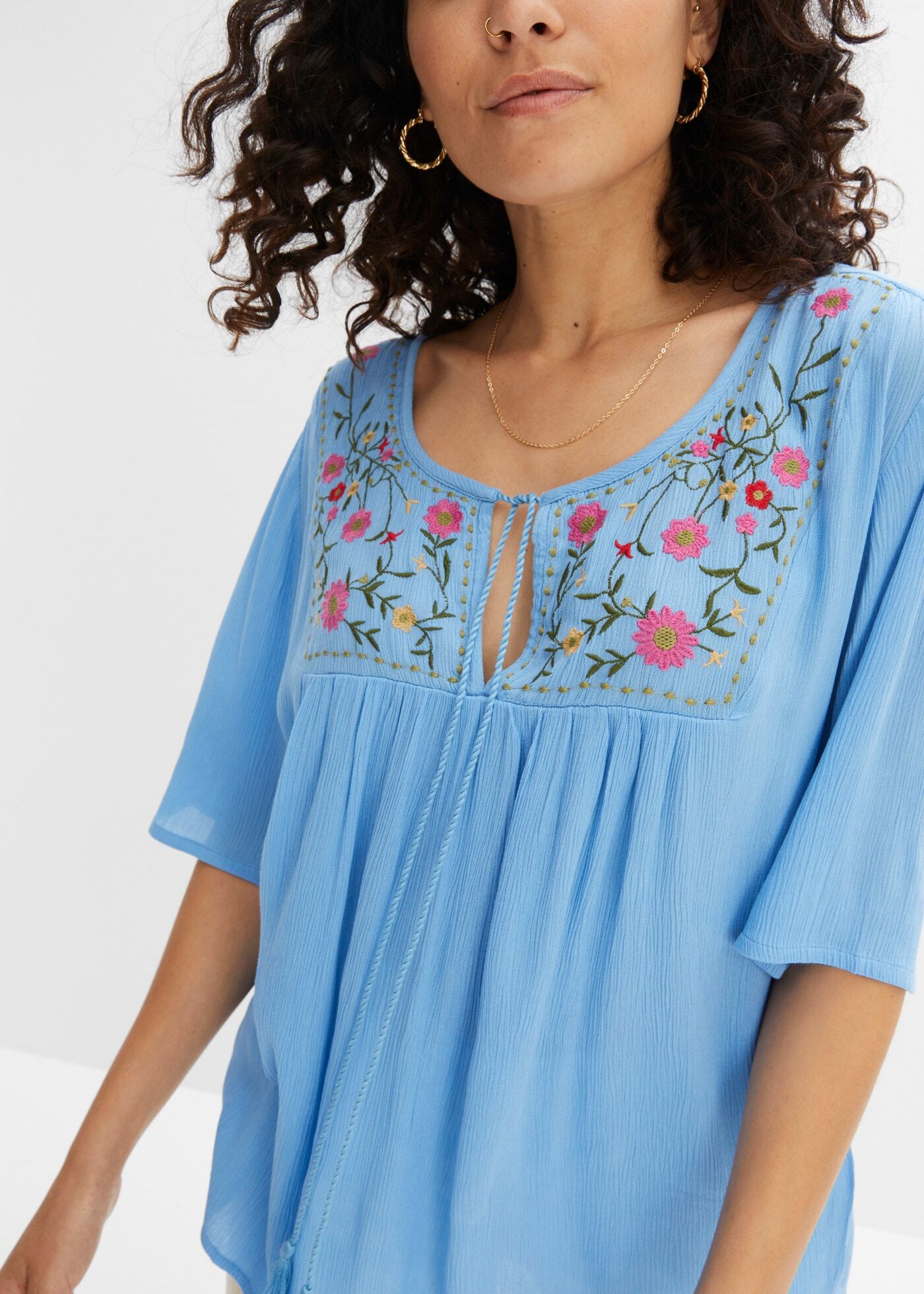 Tunika BONPRIX, Damen, Gr. 52, blau (brilliantblau), Obermaterial: 100% Viskose, A-Linie, Tuniken Tunika, Casual Stil, A-Linie Passform, Kurzarm-Design, mit Stickerei brilliantblau 52