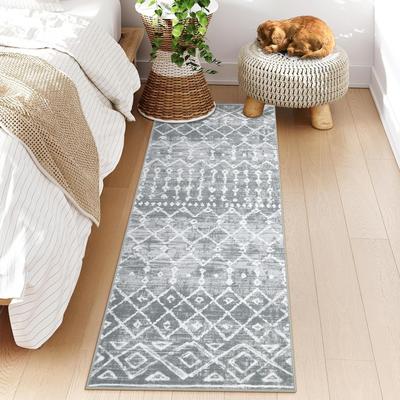 Garvee Washable Diamond Geometric Distressed Area Rug