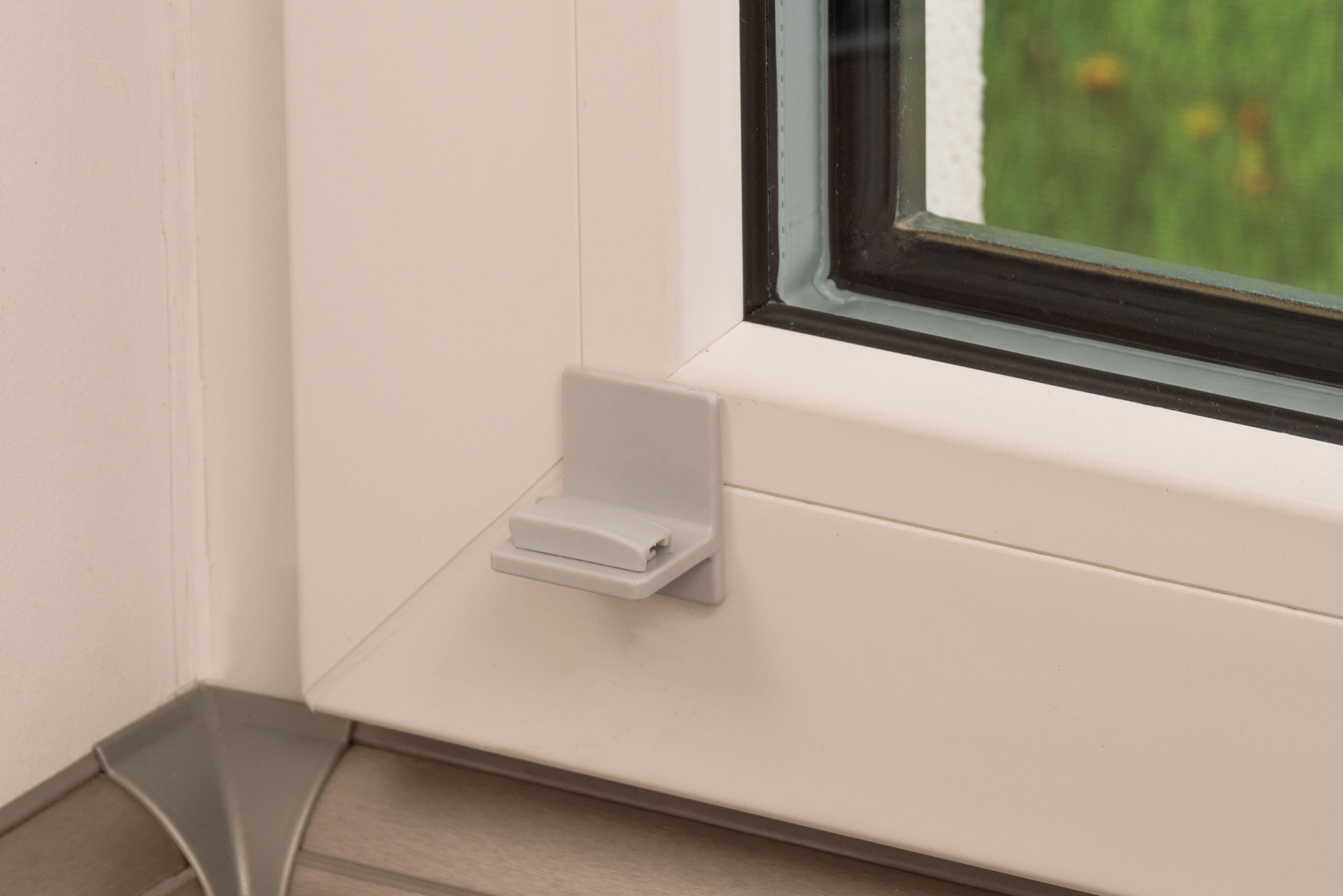 Klebeträger K-HOME, grau, Kunststoff, Sichtschutzbefestigungen, Klebeträger, für die Befestigung von verspannten Plissees auf dem Fensterrahmen grau Einheitsgröße