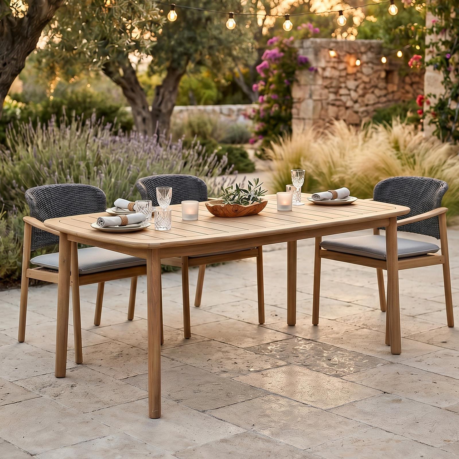 Gartentisch SURIN aus massivem Akazienholz 180 x 95 cm, Natur - robuster Outdoor Tisch, elegantes Lamellendesign, inklusive Abdeckhaube, widerstandsfähig und langlebig, ideal für Terrasse oder Balkon