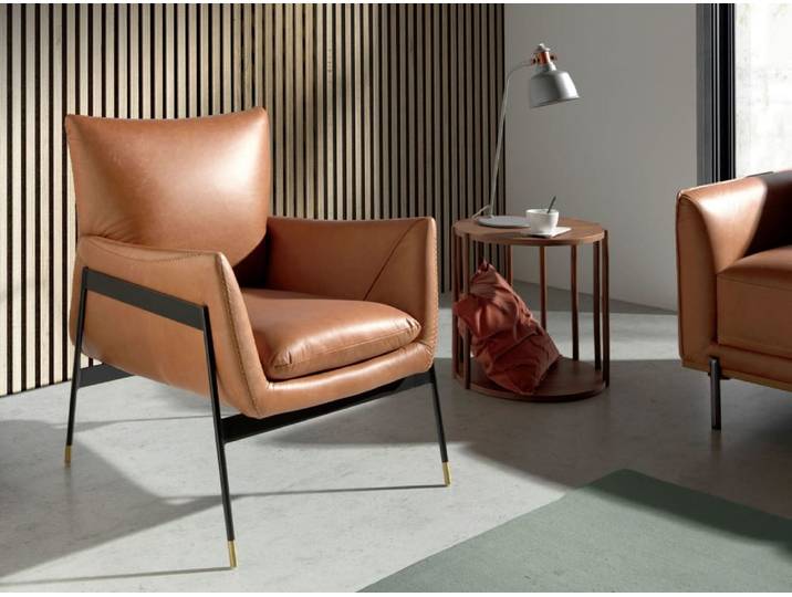 Fauteuil pivotant tapissé de cuir brun
