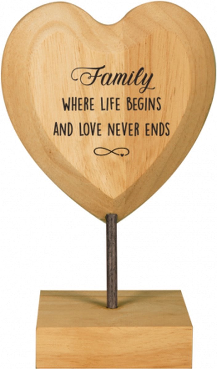 Houten hartjes met de tekst Family where life begins