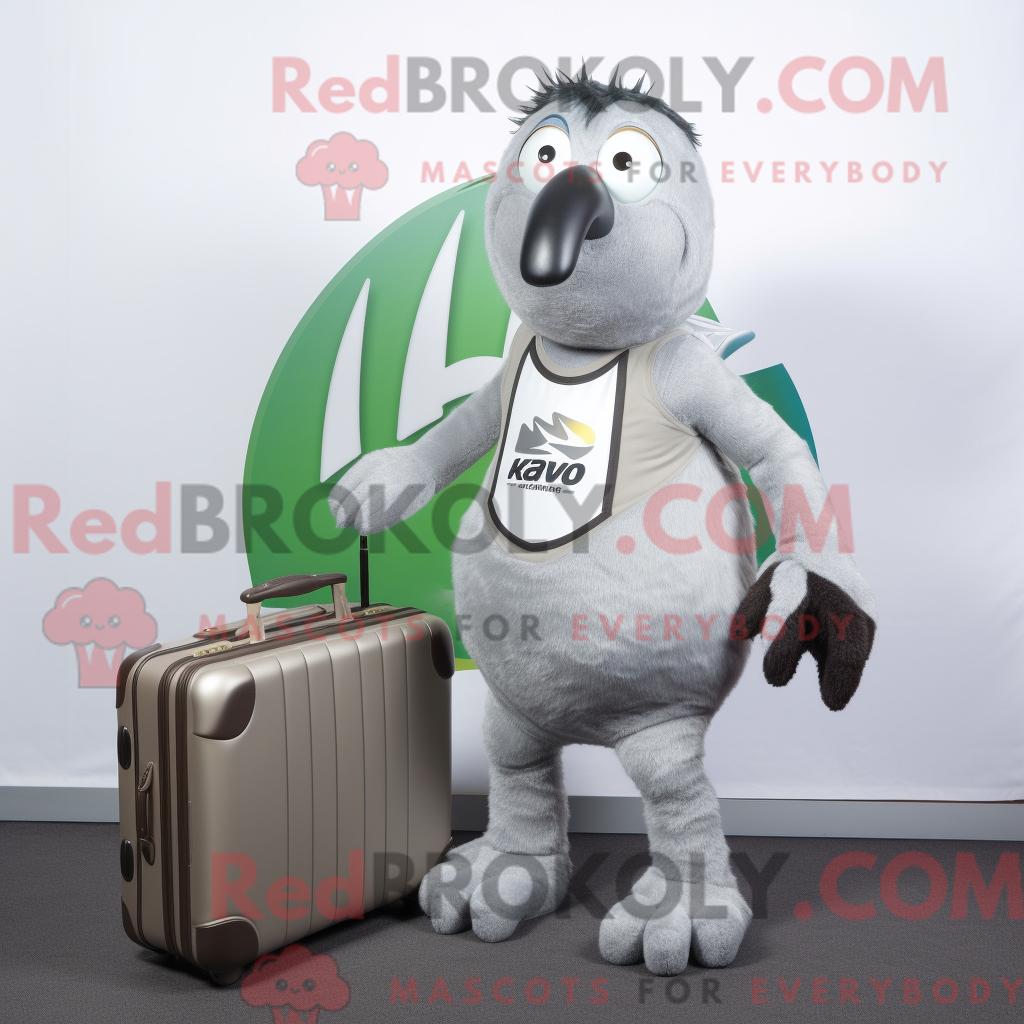 Maskottchenfigur REDBROKOLY eines silbernen Kiwis mit Tanktop und Aktentasche