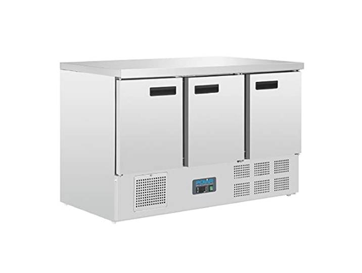 Polar Refrigeration G-Series Table réfrigérée à trois portes 235 W 368 litres\, acier inoxydable\, 2°C à 5°C\, 880(H) x1370(W) x700(D) mm\, 3 étagères\, classe énergétique C\, capacité utile : 308Ltr\, G622