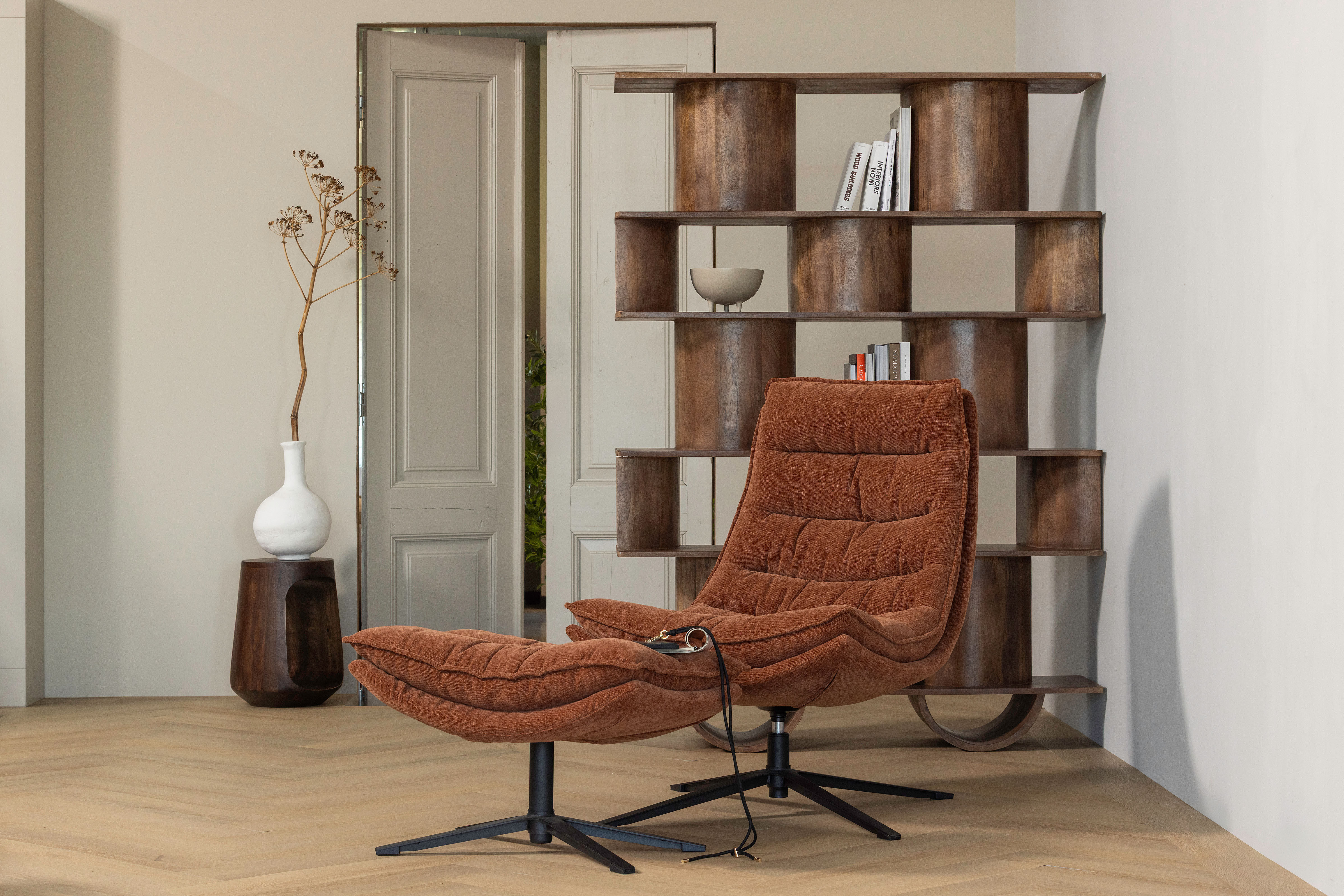 Drehsessel WOOOD "Kube mit Drehmechanismus inkl. Hocker B 74 x T 89 x H 100 cm", braun, B:74cm H:100cm T:89cm, Sessel, Drehsessel, Newt-Chenillebezug, Hohe Verschleißfestigkeit, Tragkraft 120 kg