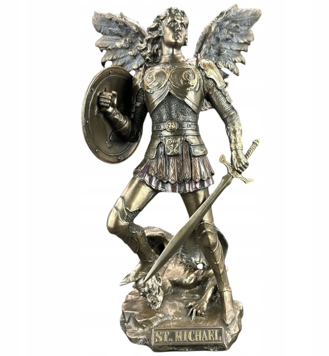 Grote handgemaakte religieuze sculptuur van de Heilige Michaël in bronskleur voor op tafel