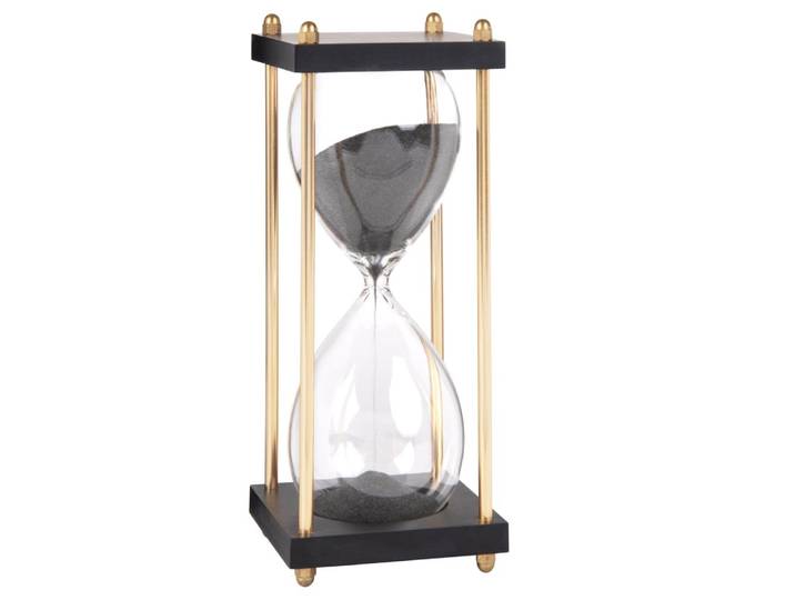 Sanduhr aus Glas auf schwarzem Sockel