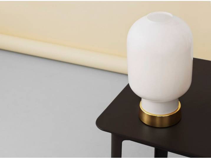 Amp Tischleuchte Weiß/Messing - Normann Copenhagen - Wohnzimmer - Glas