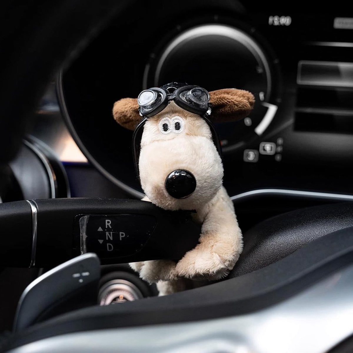 Schattige Pluche Hond voor Dashboard Decoratie en Auto-interieur