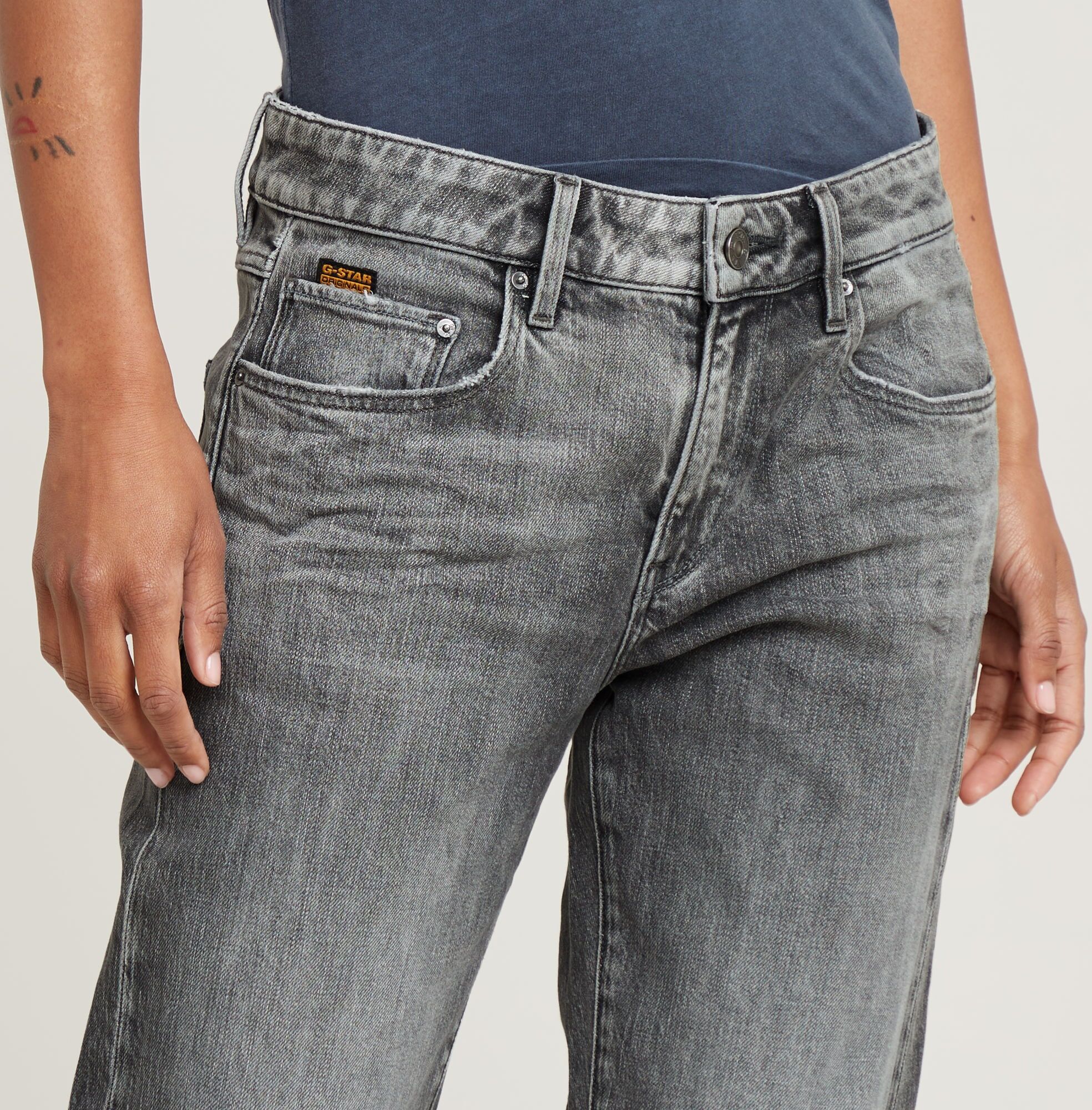 Boyfriend-Jeans G-STAR "Kate", Damen, Gr. 28, Länge 28, grau (sun faded gunmetal), Denim/Jeans, Obermaterial: 98% Baumwolle, 2% Elasthan, weit, unten schmal lang, Jeans Boyfriend-Jeans, im 5-Pocket-Stil sun faded gunmetal 28, Länge 28