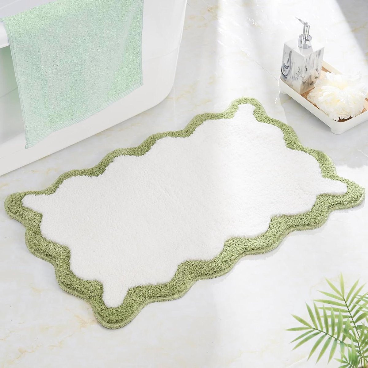 Groene geschulpte badmat van zachte microvezel voor in de badkamer