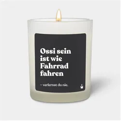 Chatty Candles, Duftkerzen, Duftkerze Weiss Woody "Ossi sein ist wie Fahrrad fahren. Verlernst du nie."