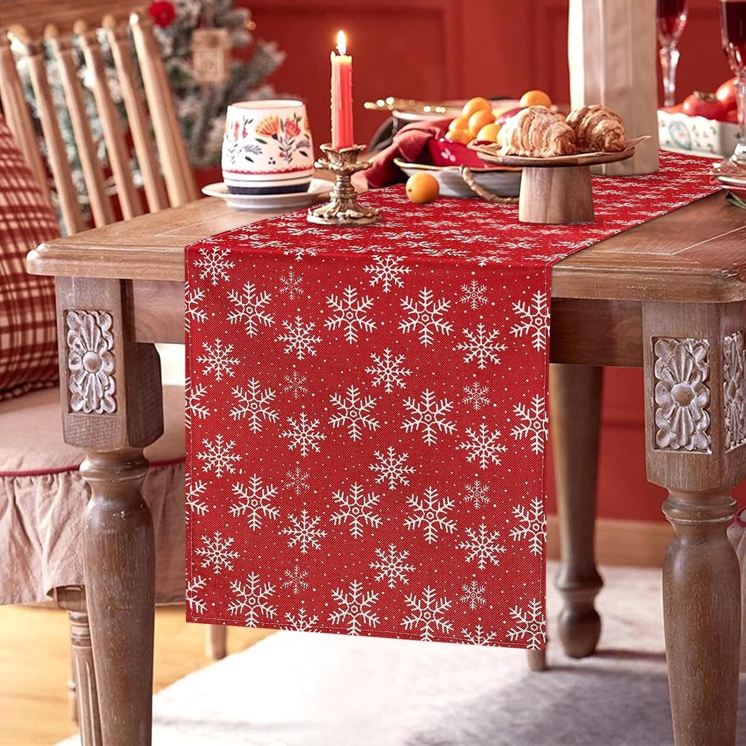 Wit linnen tafelloper met kerstthema sneeuwvlokken voor de eettafel