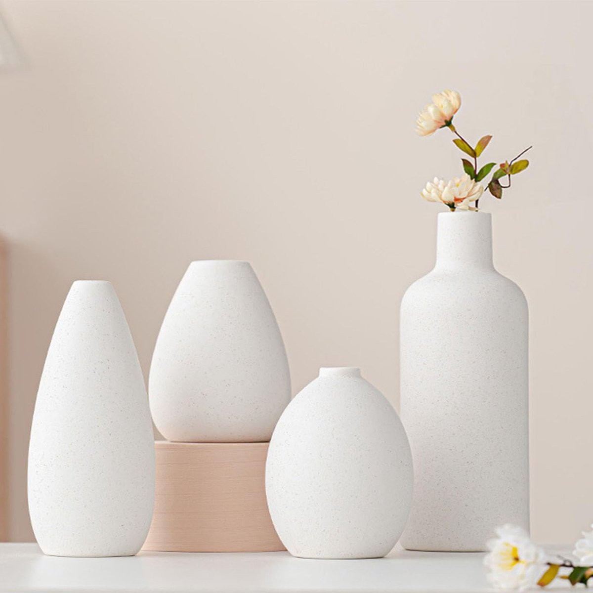 Set van 4 witte decoratieve bloemenvazen van keramiek