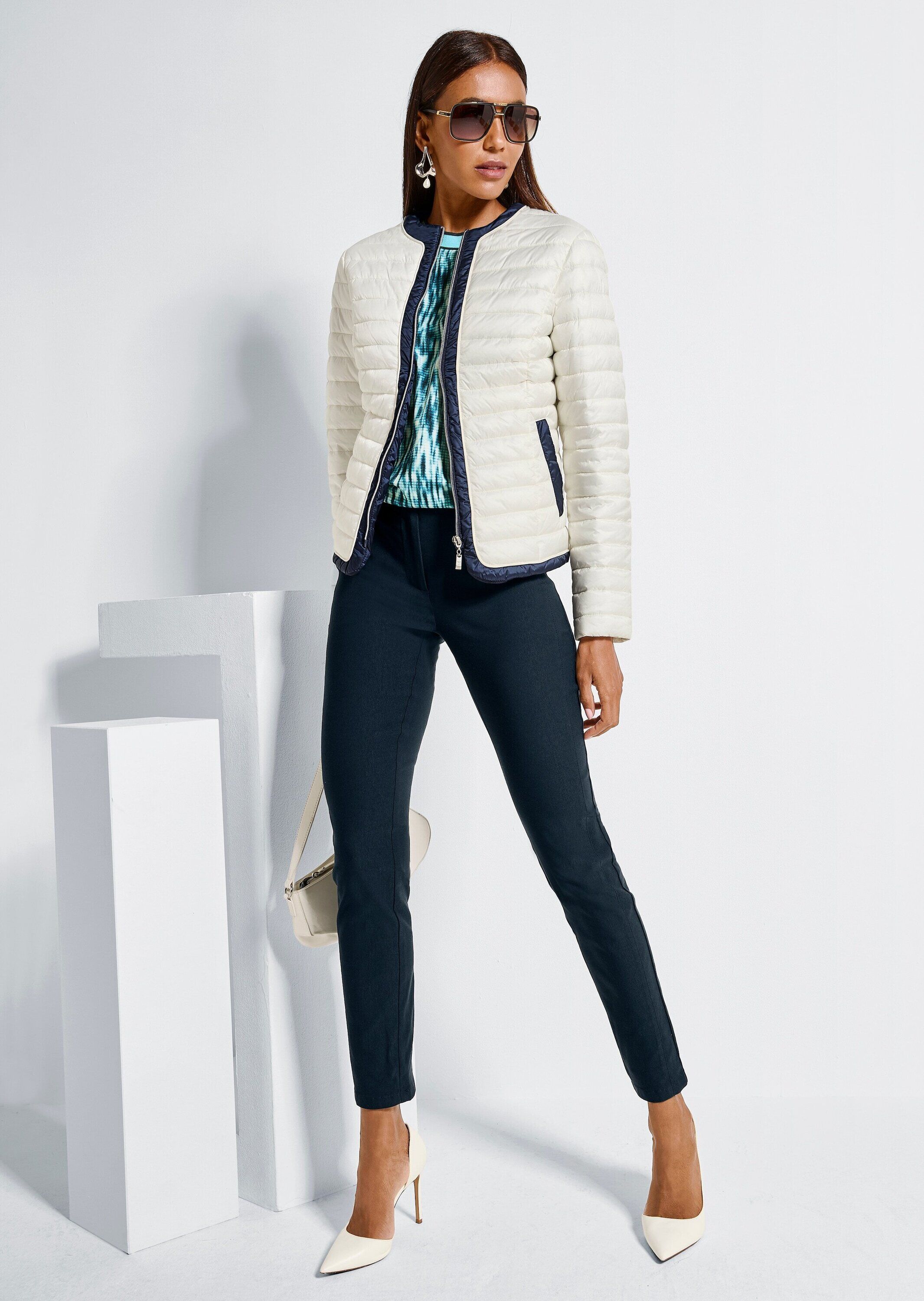 Kurzjacke MADELEINE "Steppjacke Leichte Übergangsjacke mit Fütterung", Damen, Gr. 46, weiß (wollweiß, marine), Obermaterial: 100% Polyamid PA., Modern, Jacken Kurzjacke, Sandwichsteppung
