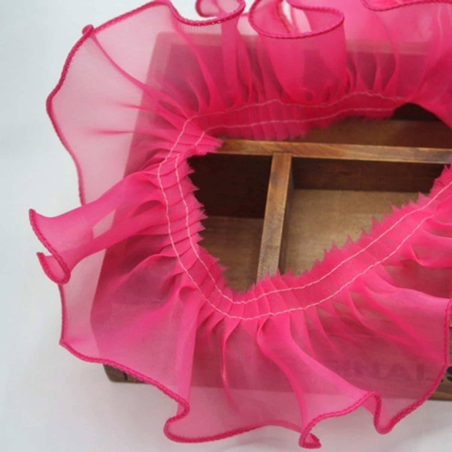 Decoratieve kantlint met ruches in rozenrood voor naai- en knutselprojecten