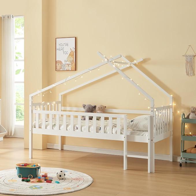 Kinderbett Sotkamo Hausbett 90 x 200 cm Holzbett für Kinder mit Rausfallschutz und Leiter Bettgestell aus Kiefernholz Natur Weiß