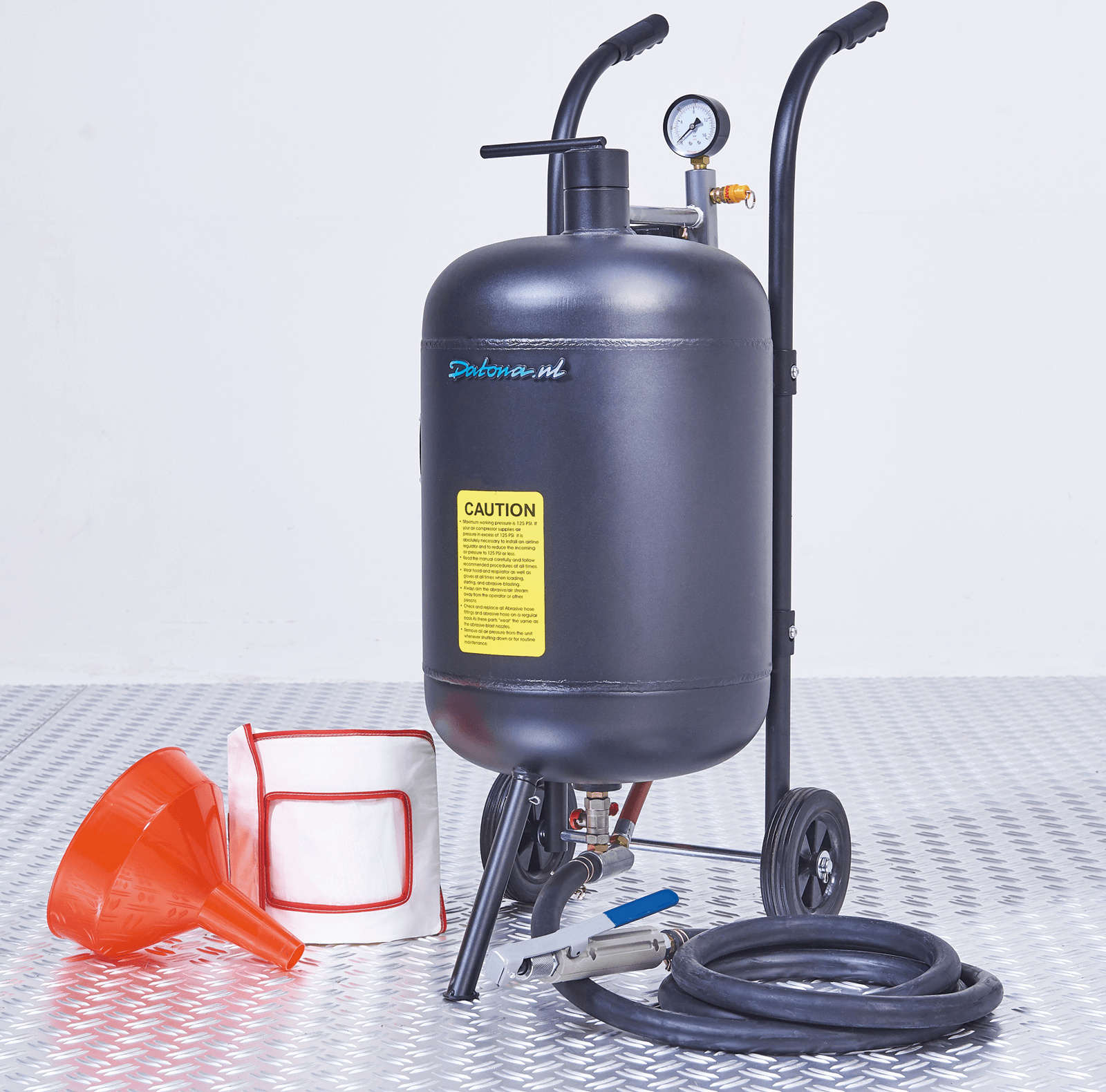 Datona - Sandstrahlgerät 45 L mobil - inkl. 4 x 25 kg Strahlsand (100 kg) 0,1-0,35 mm Härte 7 Mohs - mit Feuchtigkeitsabscheider & Überdruckventil - Holz & Lack entfernen