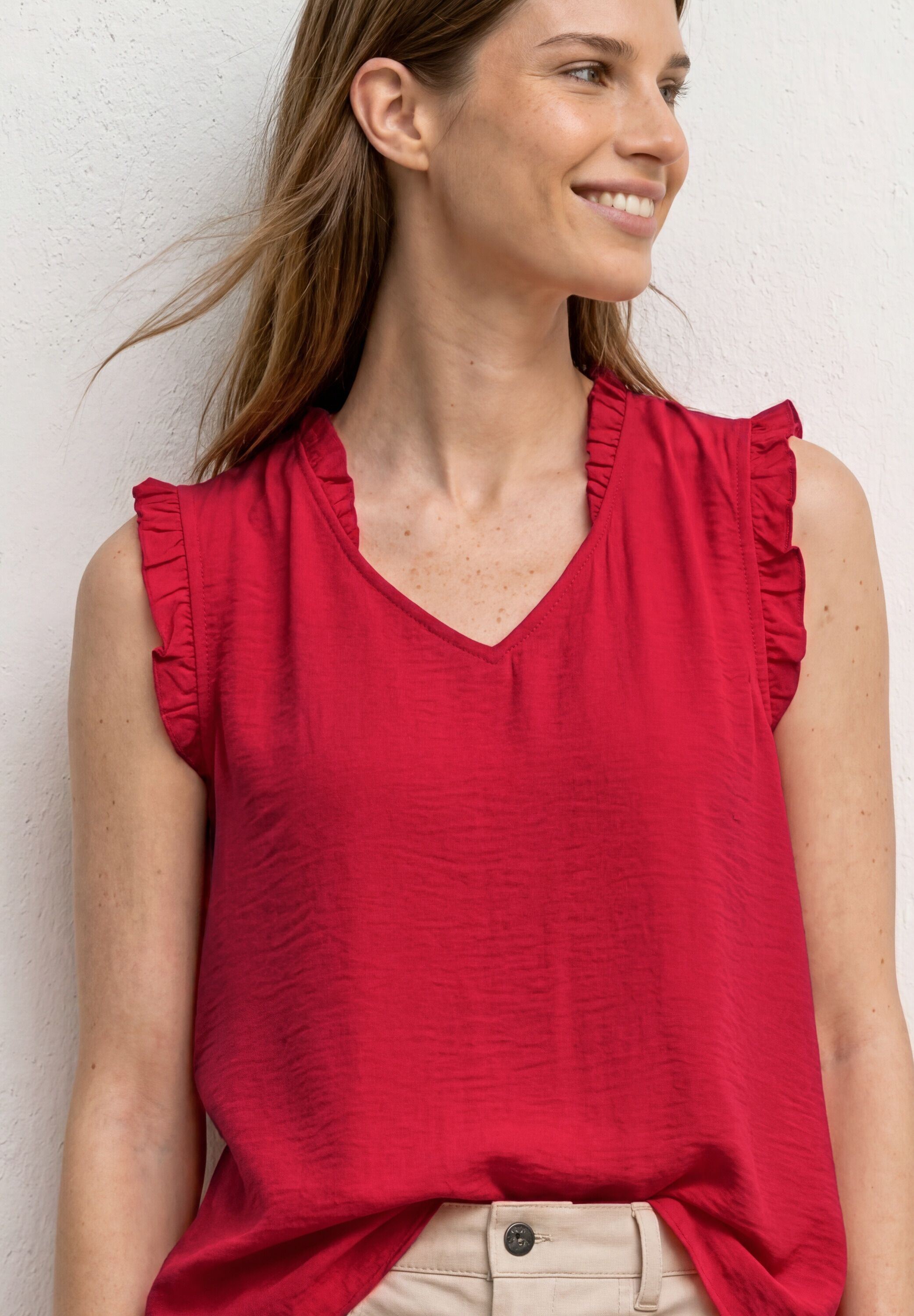 Rüschenbluse STREET ONE, Damen, Gr. 44, rot (salsa rot), Web, Obermaterial: 88% Viskose, 12% Polyamid, unifarben, hüftbedeckend, V-Ausschnitt, Rüschen, Blusen Rüschenbluse, Sommertop mit V-Neck und Rüschen salsa rot 44