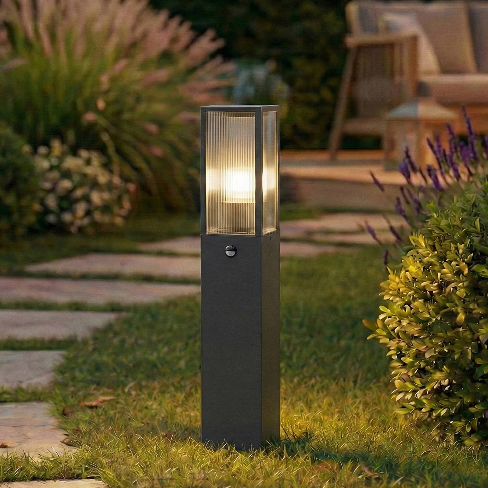 Lindby Wegeleuchte Peldar, anthrazit/geriffelt, 80cm, Sensor Peldar Lindby, dimmbar, schwarz, Aluminium, Modern