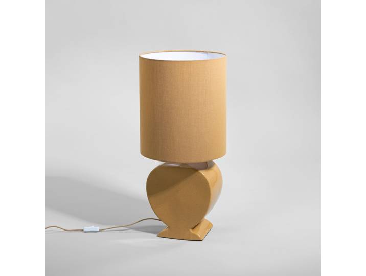 Steingutlampe mit ockerfarbenem Lampenschirm