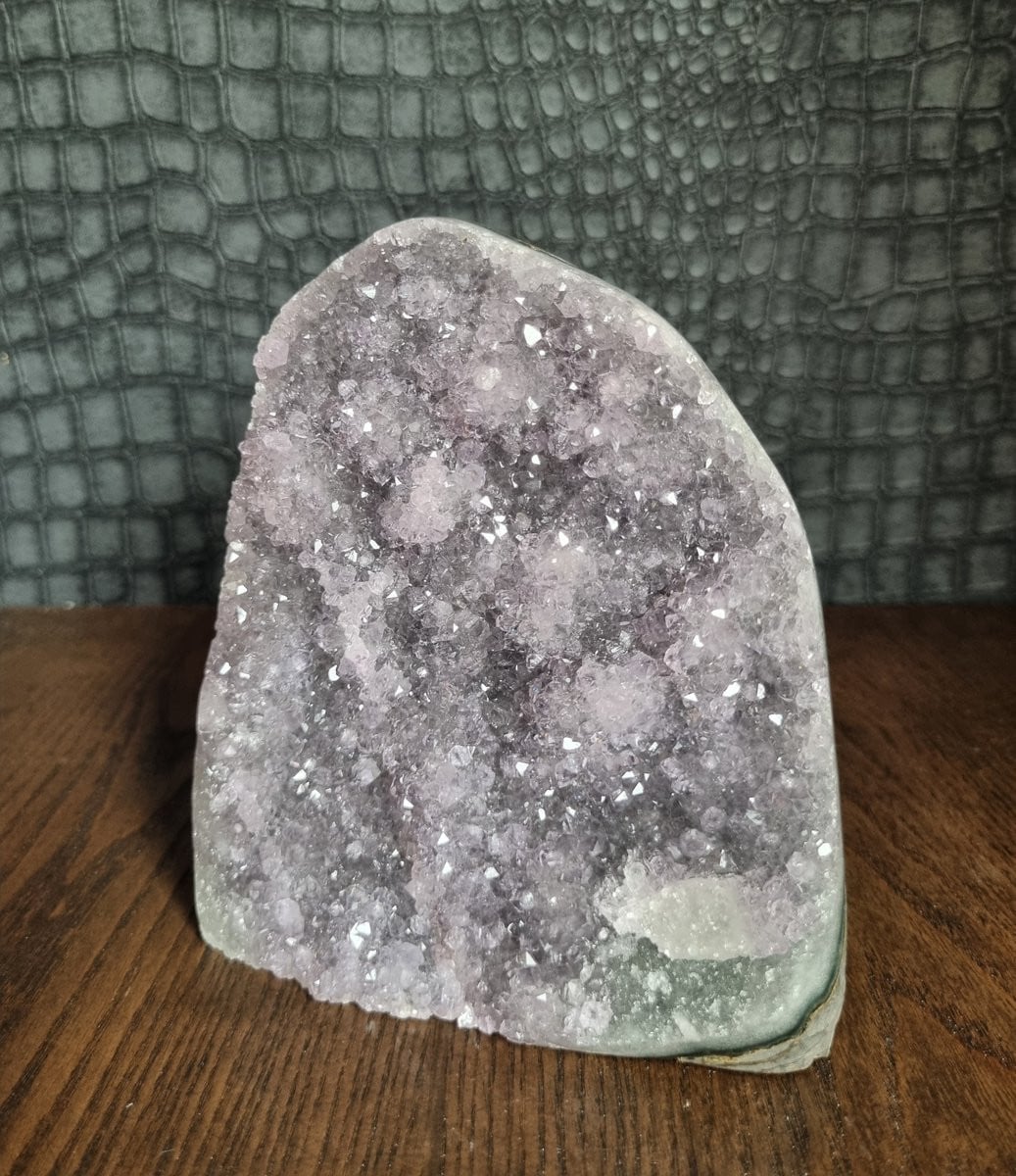 ThaleiaDesign Amethist op standvlak - Paars - Edelsteen voor woondecoratie en spiritualiteit
