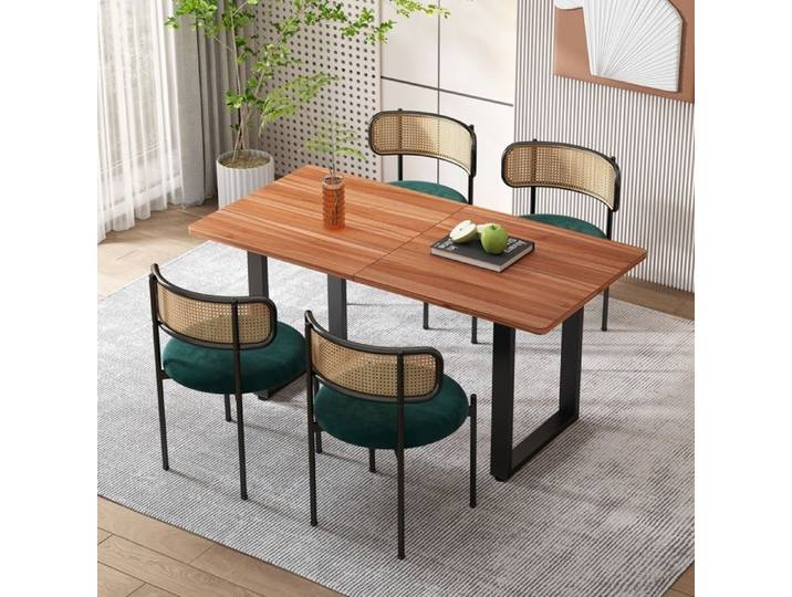 Chaises De Salle à Manger En Velours Un Ensemble De Quatre Avec Quatre Pieds De Soutien Chaises Longues En Rotin Vertes.