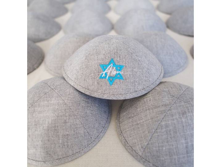 Kippot. Tissu en lin gris classique. Broderie personnalisée et impression numérique disponibles, idéales pour les mariages ou les bar mitzvahs.