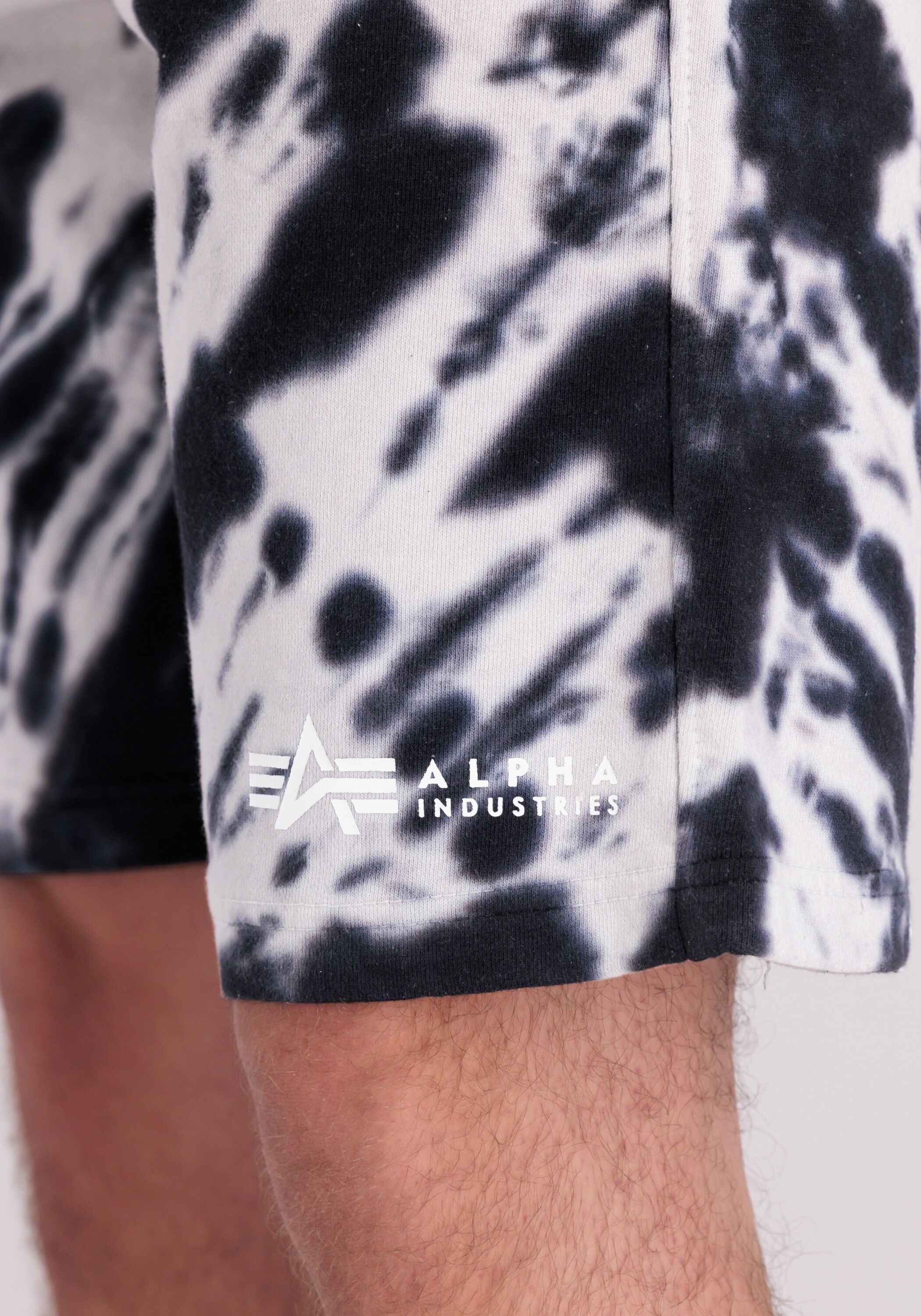 Sweatshorts ALPHA INDUSTRIES "Tie Dye Shorts", Herren, Gr. L, Normalgrössen, schwarz, Obermaterial: 80% Baumwolle, 20% Polyester, Hosen Sweatshorts schwarz L, Normalgrössen