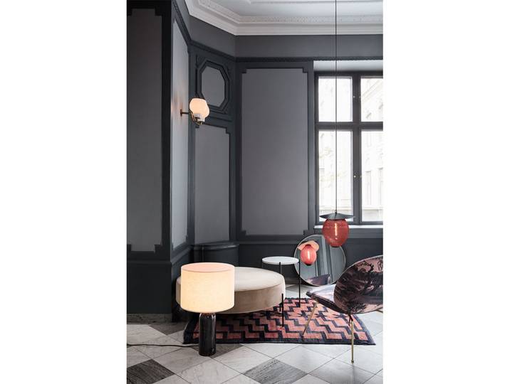 Gravity Tischleuchte Large Schwarz Marmor/Canvas - GUBI - Wohnzimmer