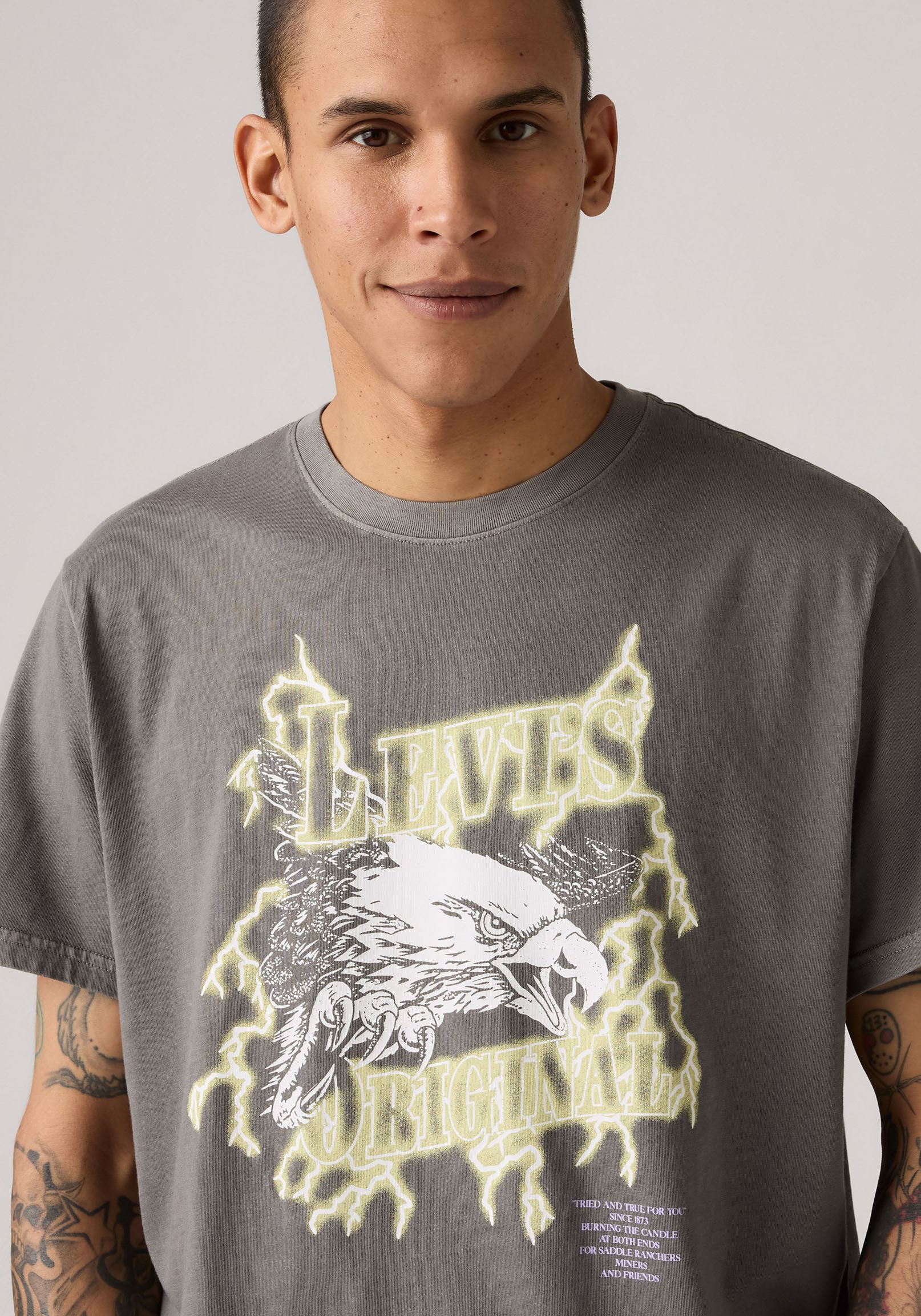 T-Shirt LEVI'S "SS RELAXED FIT TEE", Herren, Gr. L, grau (lightning eagle smok), Jersey, Obermaterial: 100% Baumwolle, relaxed fit Po-bedeckend, Rundhals, Shirts T-Shirt, mit Logo Druck lightning eagle smok L
