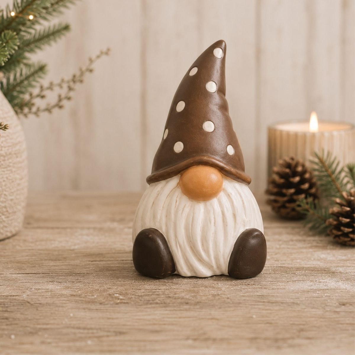 Handgemaakt kerstbeeldje kerstkabouter met bruine stippenmuts voor op tafel