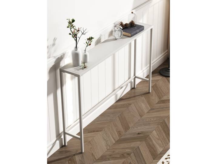 Le support de radiateur couvre le écart derrière le canapé électrique, le salon est contre le cadre mural et le chevet de la chambre