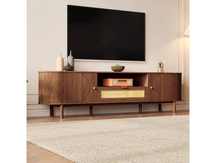 Meuble TV moderne deux portes aspect grain de bois un tiroir en rotin tressé un compartiment ouvert design de bureau incurvé
