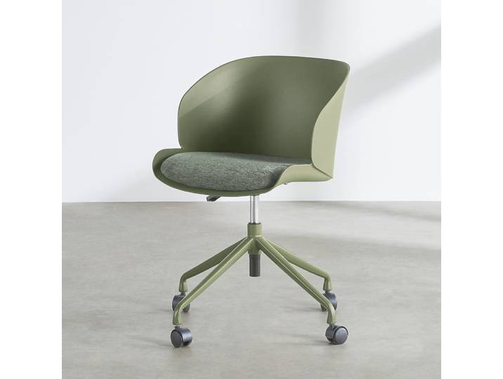 Chaise de bureau verte à roulettes