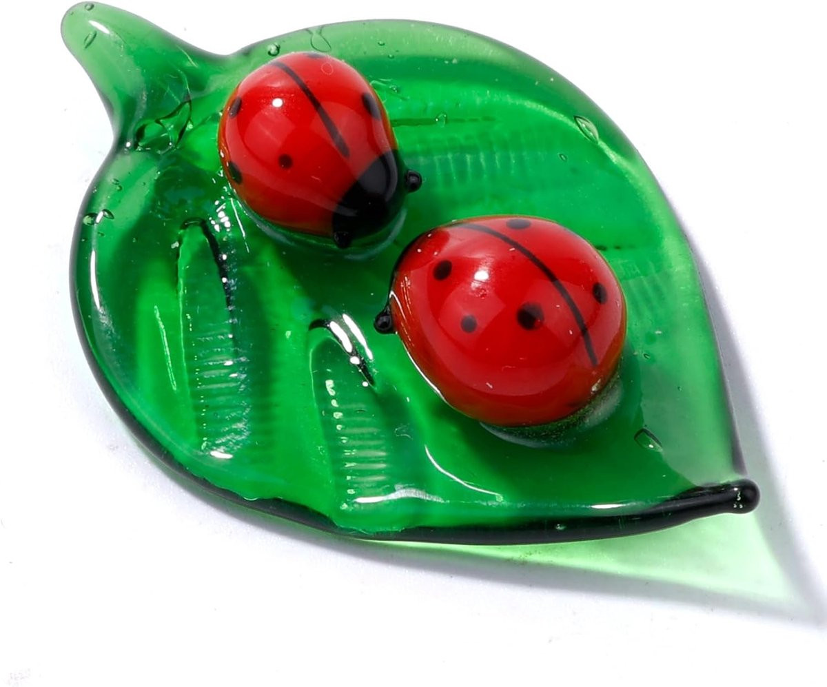 Handgeblazen glazen lieveheersbeestje figuur met groene blaadjes, kleurrijke decoratie voor huis en kantoor