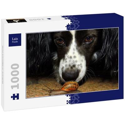 Lais Puzzle Hund schnüffelt an Schnecke 1000 Teile