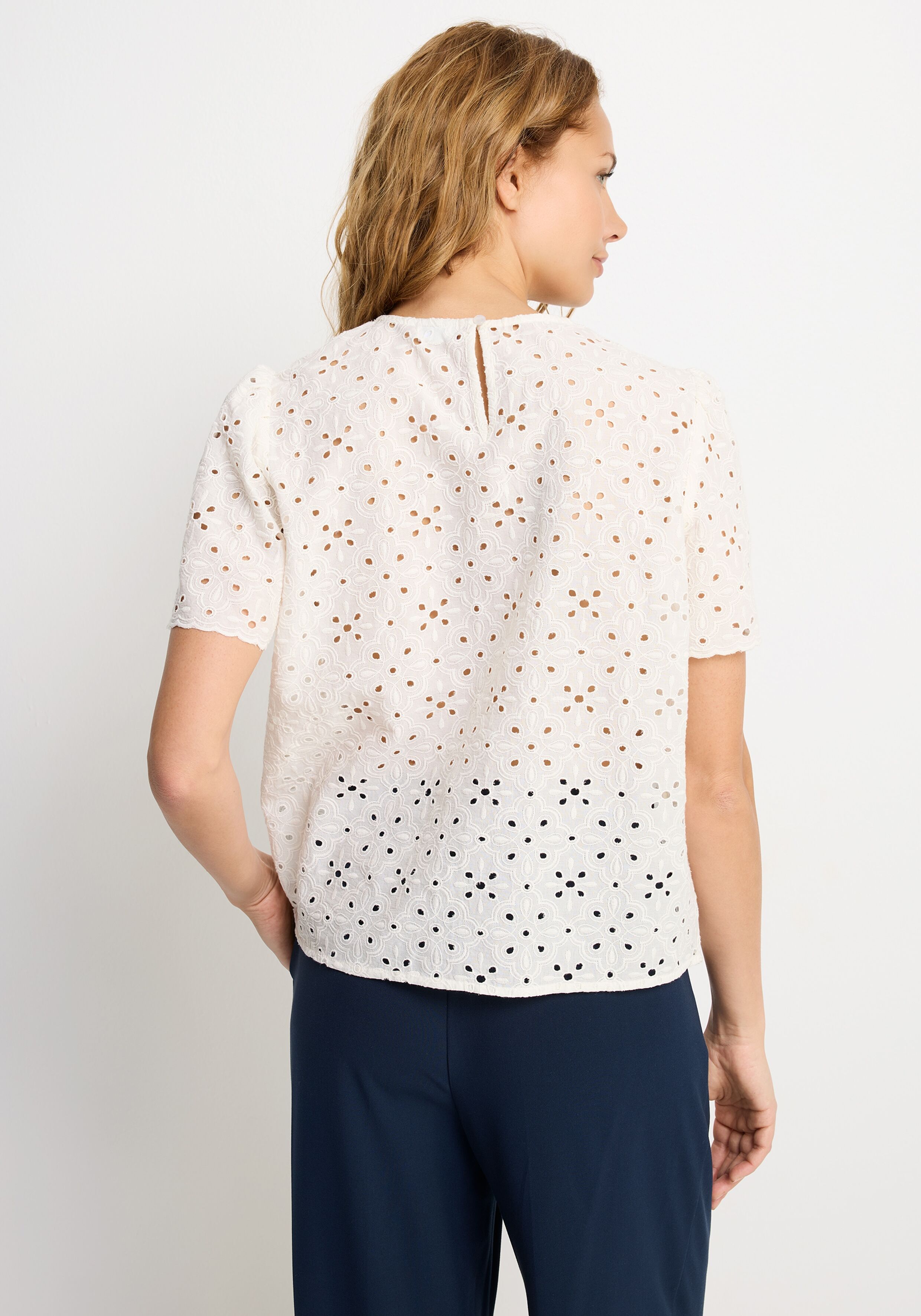 Kurzarmbluse LASCANA, Damen, Gr. 44, beige (creme), Web, Obermaterial: 100% Baumwolle, unifarben, figurumspielend hüftlang, Rundhals, Blusen Kurzarmbluse, mit Lochstickerei, Damenbluse, casual-elegant creme 44