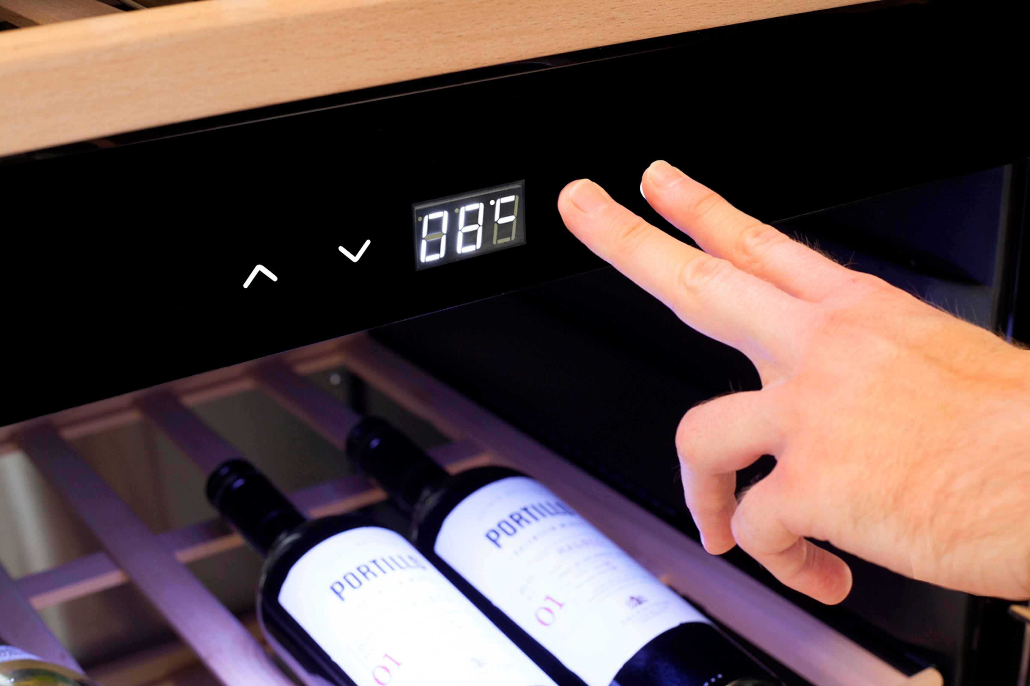 CASO Weinkühlschrank "726 WineExclusive 66 Smart", Energieeffizienz: G (A-G), schwarz, B:60cm H:103,5cm T:63,5cm, Weinkühlschränke