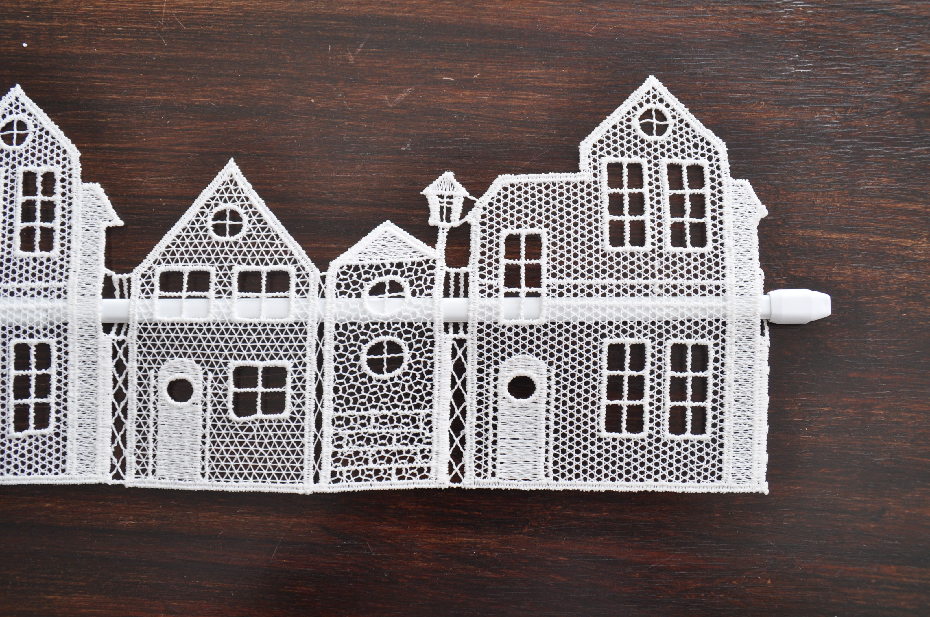 Fensterdekoration STICKEREIEN PLAUEN "Häuser" Gr. 2, weiss (weiß), B:63cm H:13cm, Polyester, Fensterbilder, Fensterdekoration, Fensterdekoration "Häuser" weiß B/L: 63cm x 13cm