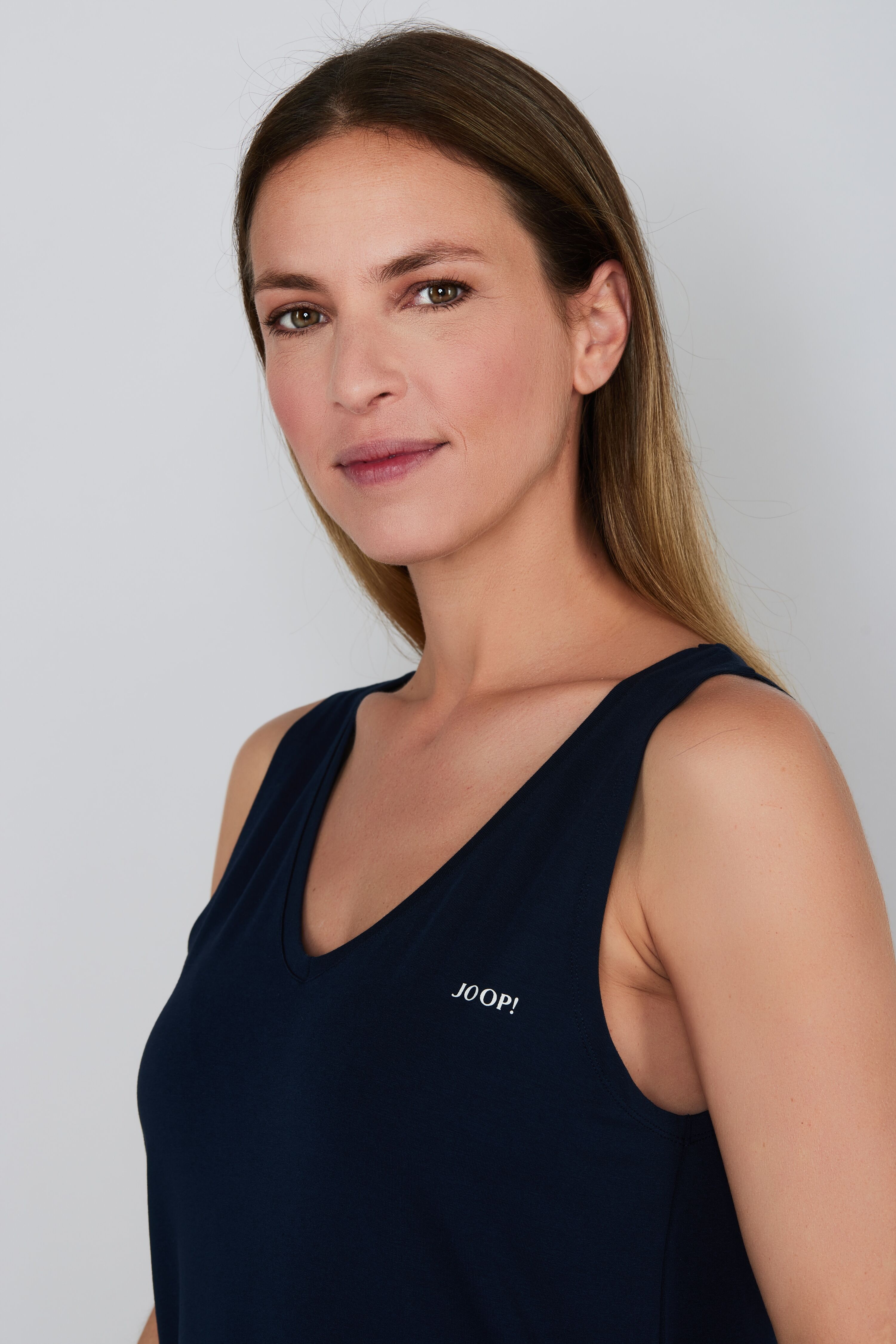 Joop! Yogashirt JOOP "Move", Damen, Gr. 44, blau (navy), Jersey, Obermaterial: 95% Modal, 5% Elasthan, bequem hüftbedeckend, V-Ausschnitt, Shirts Yogashirt, ärmellos, V-Ausschnitt