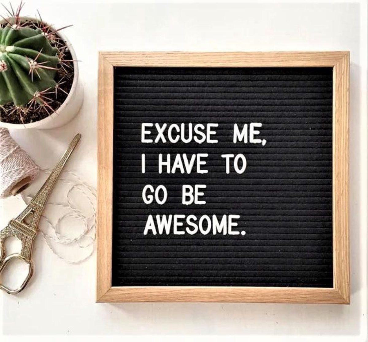 QUVIO Letterbord van hout met 380 letters, emoji's, cijfers en symbolen - 25 x 25 cm