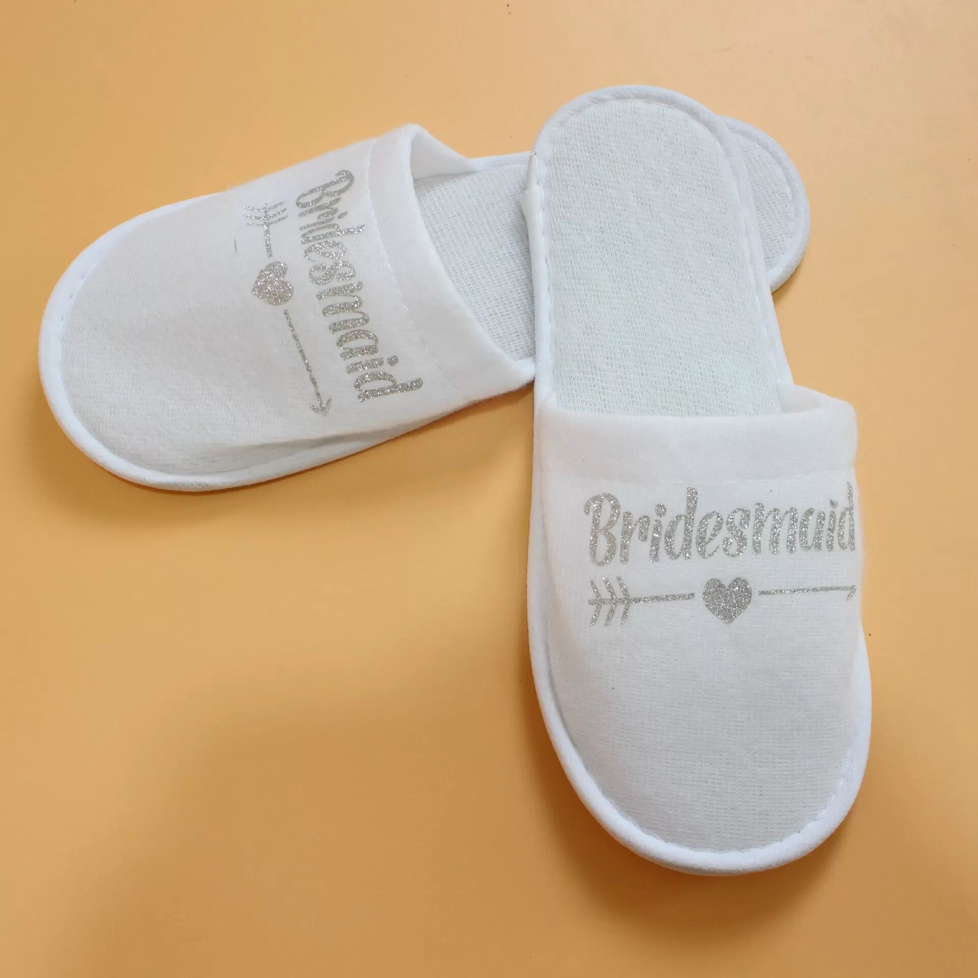 INF Weiße Hausschuhe 'Bridesmaid' für Hochzeits-Pyjamapartys – Komfort und Stil Silber