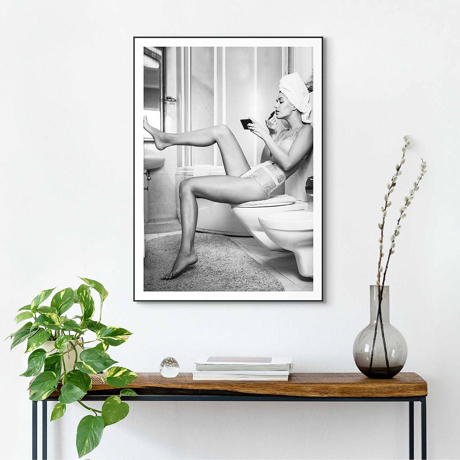 home24 Ingelijste afbeelding Getting Dressed, zwart houten lijst, 50 x 70 x 1 cm