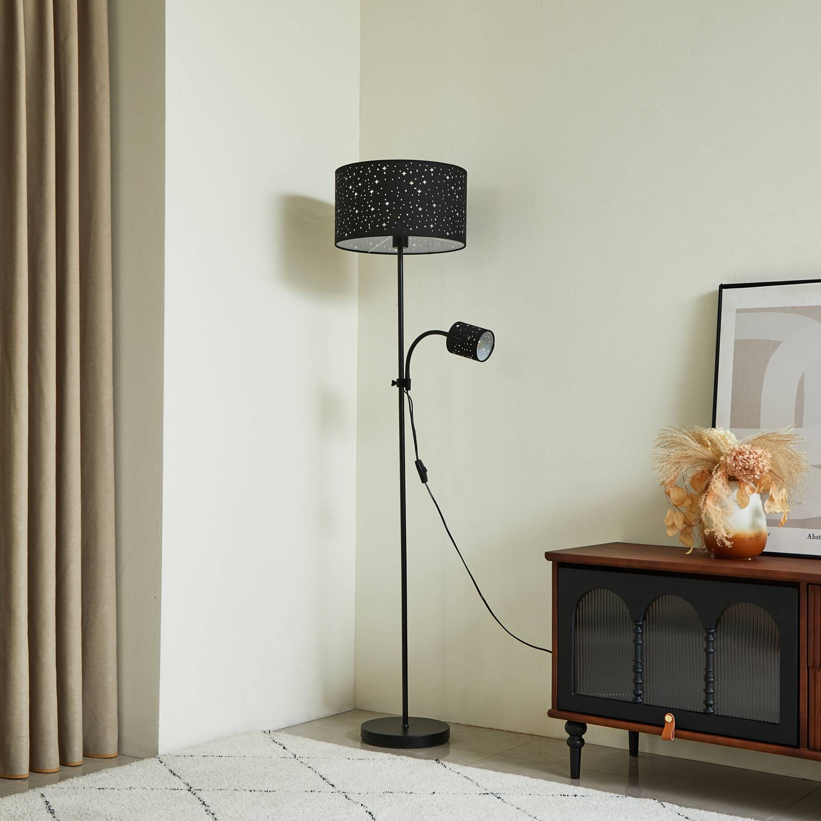 Stehlampe Melanie Lindby, schwarz, für Wohn- / Esszimmer, Metall, Modern, Leselampe
