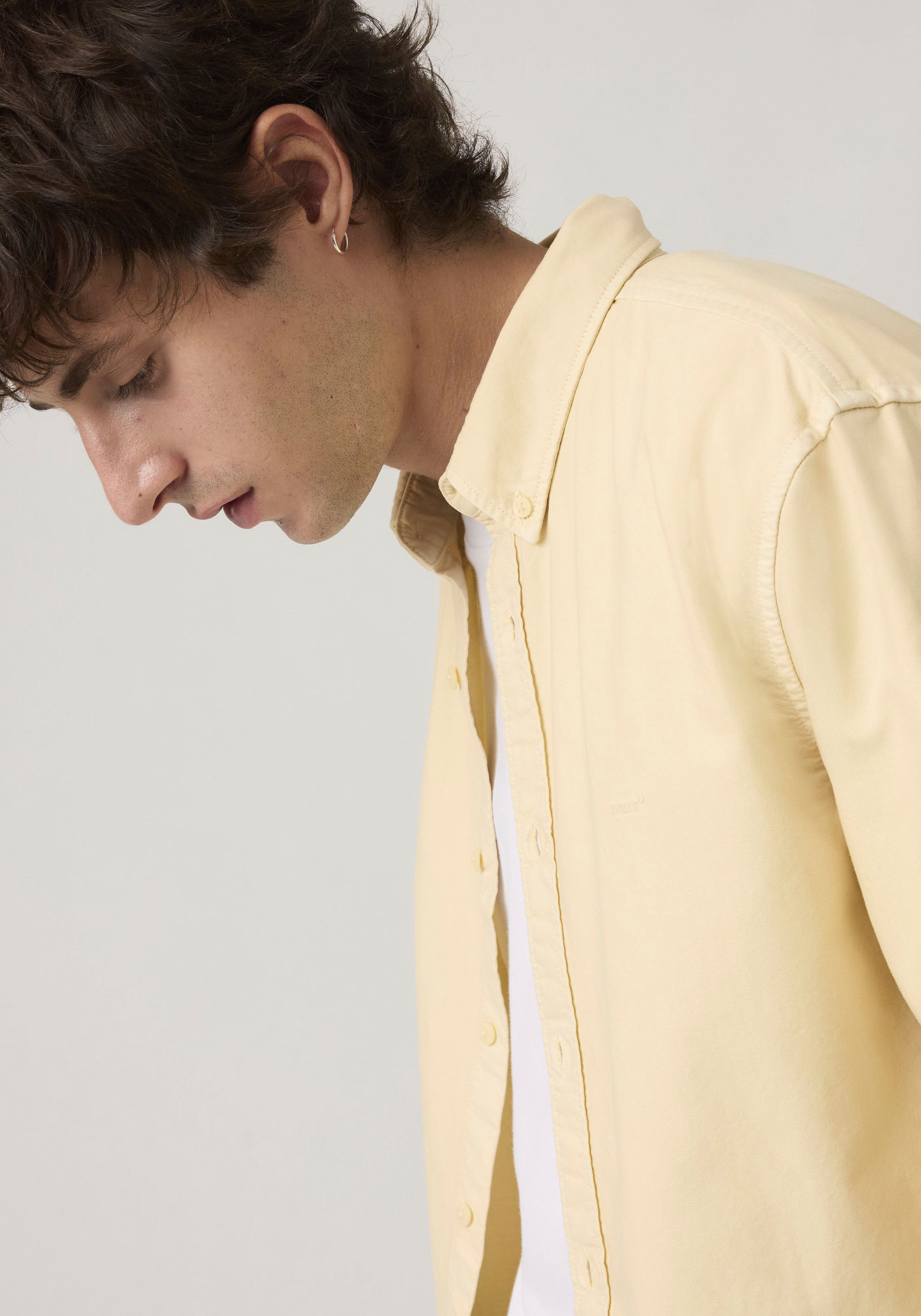Langarmhemd LEVI'S "AUTHENTIC BUTTON DOWN", Herren, Gr. XXL, N-Gr, gelb (rutabaga gmt dye), Web, Obermaterial: 100% Baumwolle, Hemden Langarmhemd, mit Ton-in-Ton Logostickerei auf der Brust rutabaga gmt dye XXL, N-Gr