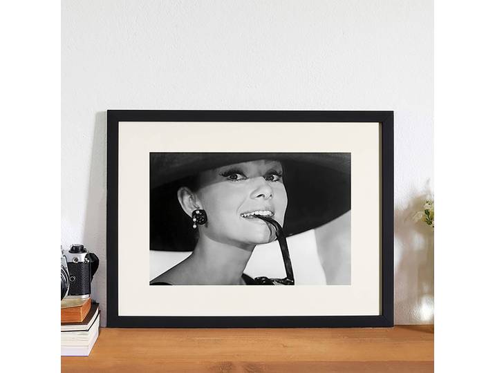 Tableau déco Audrey Hepburn Sunglasses Cadre : hêtre massif verni Revêtement : plexiglas Multicolore 42 x 32cm