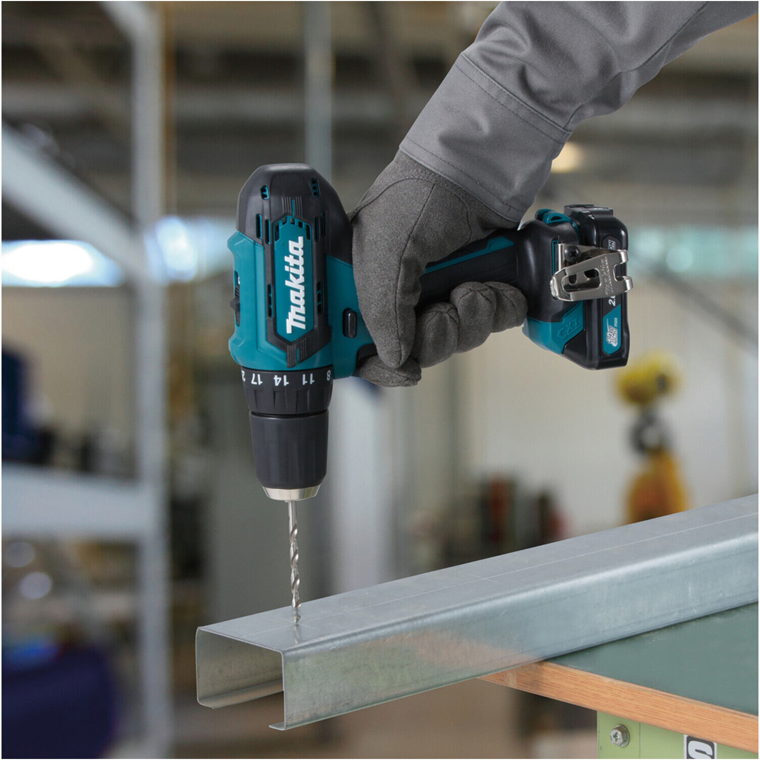 Makita DF333DSAE Akku-Bohrschrauber - 12 V max. 2x 2 Ah Ladegerät Koffer 30 Nm)