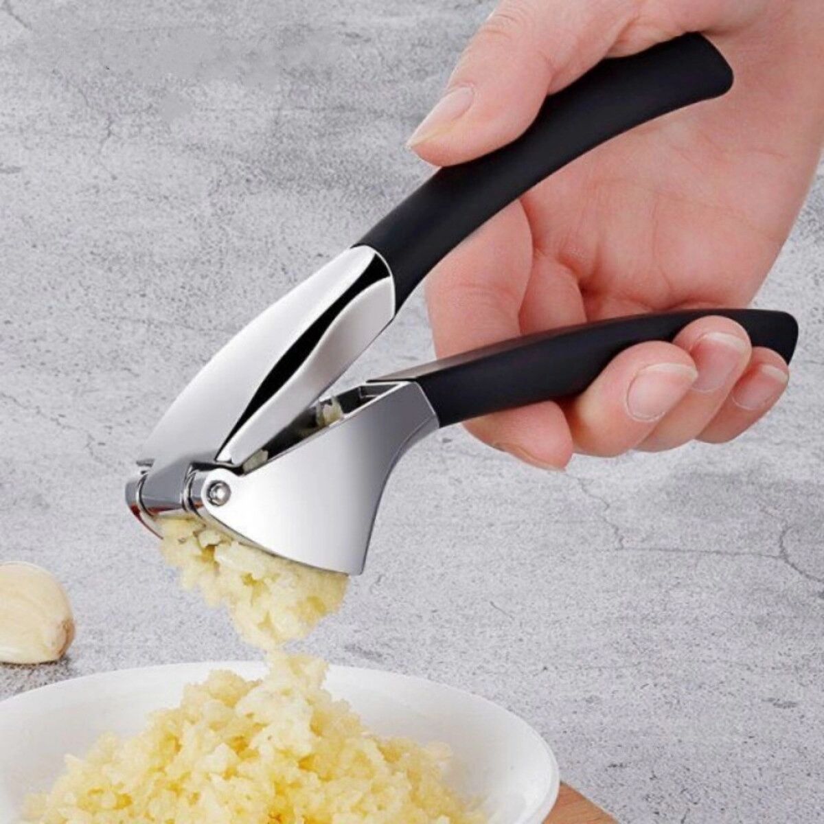 INF Manuelle Knoblauchpresse mit ergonomischem rutschfestem Griff für müheloses Pressen und Schälen, Schwarz PP+Edelstahl
